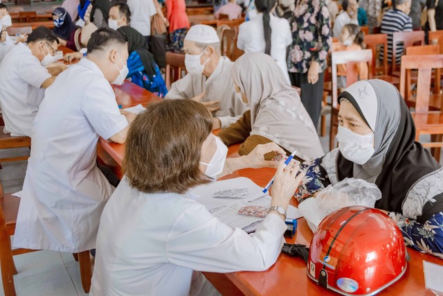Khám bệnh, trao quà và phát thuốc miễn phí cho 300 hộ đồng bào Chăm trên địa bàn xã Châu Phong, TX Tân Châu.