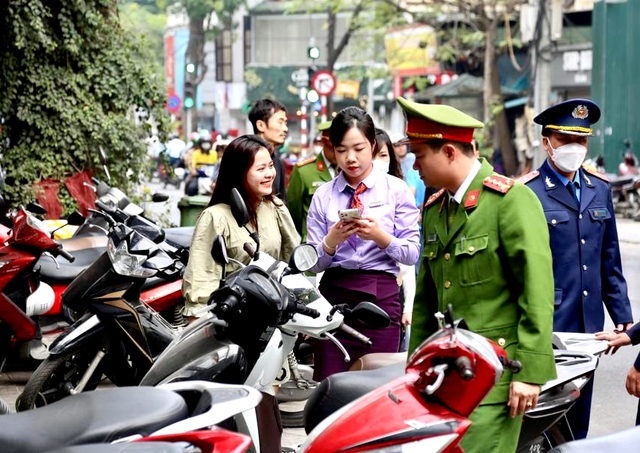 Ba Đình: 67 điểm trông giữ xe ký cam kết giữ gìn trật tự đô thị - Ảnh 2.
