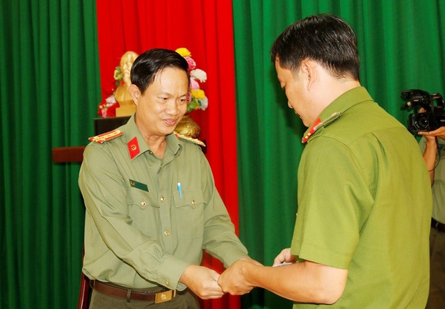 Đại tá Nguyễn Nhật Trường, Phó Giám đốc Công an tỉnh trao tặng quà động viên tinh thần, sức khỏe cho Thiếu tá Nguyễn Thành Thi.