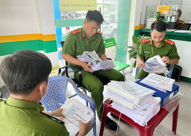 Lực lượng Công an kiểm tra tại địa chỉ số 414 - Quốc lộ 91, thị trấn Cái Dầu, huyện Châu Phú