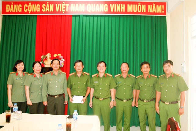 Đoàn công tác trao tặng quà, động viên Thiếu tá Thi.