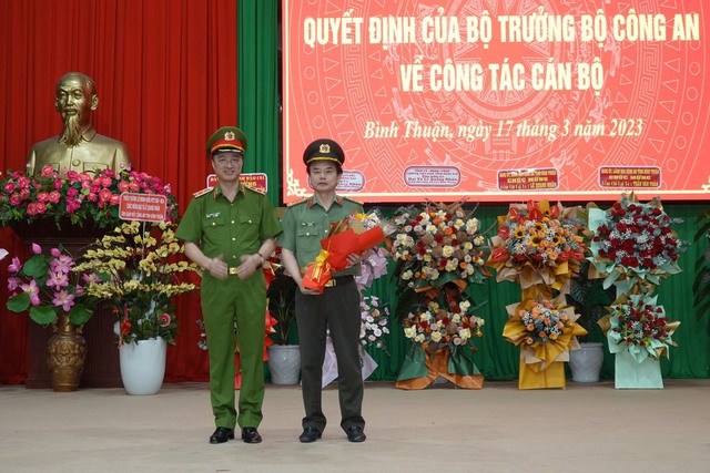 Thứ trưởng Bộ Công an Nguyễn Duy Ngọc tặng hoa cho đại tá Trần Văn Toản