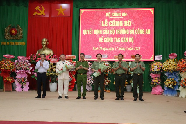 Tân Giám đốc Công an tỉnh Bình Thuận cùng với các lãnh đạo của Bộ Công an