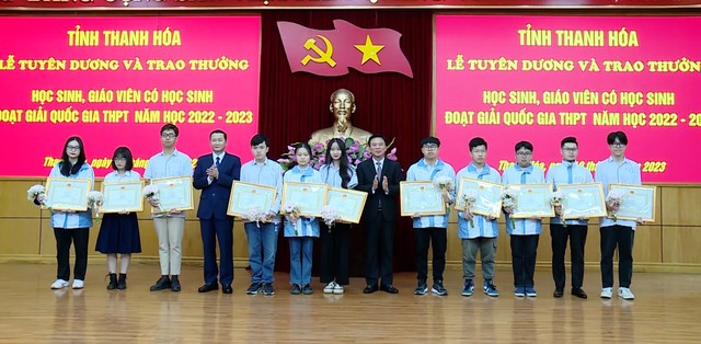 Tuyên dương trao thưởng cho học sinh và giáo viên có học sinh đạt giải quốc gia THPT năm học 2022-2023 - Ảnh 3.
