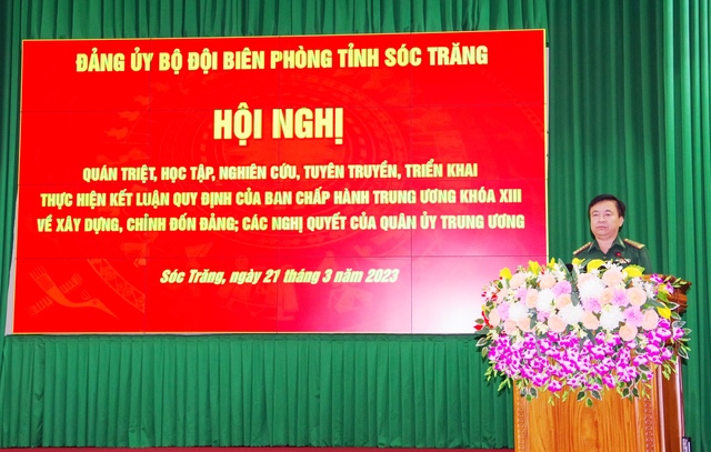 Đại tá Nguyễn Trìu Mến - Tỉnh ủy viên, Bí thư Đảng ủy, Chính ủy BĐBP tỉnh phát biểu chỉ đạo tại hội nghị.