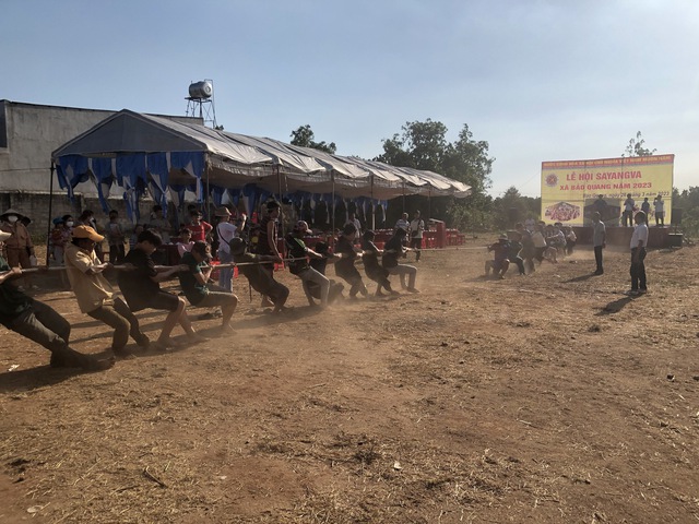 Kéo co - Trò chôi dân gian truyền thống của đồng bào Chơro tại lễ hội Sayangva.
