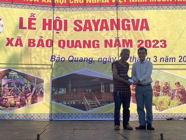 Ông Phan Văn Phúc - Phó trưởng phòng dân tộc TP. Long Khánh đại diện chính quyền địa phương tặng quà cho già làng nhân dịp lễ hội Sayangva.