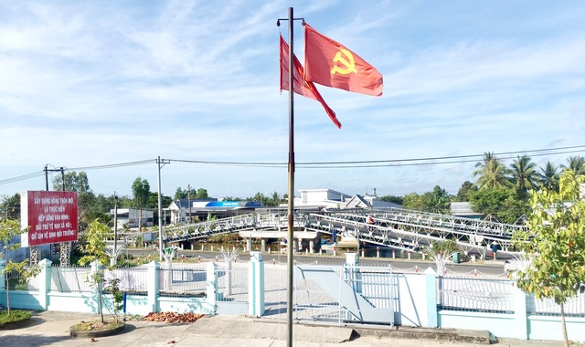 Xã Bình Minh đầu tư xây dựng cây cầu sắt bắt ngang sông kênh Xáng - Thứ Bảy nối liền với ấp Minh Tân, xã Minh Thuận, huyện U Minh Thượng đã ứng nhu cầu đi lại, giao thương hàng hóa của bà con nhân dân.