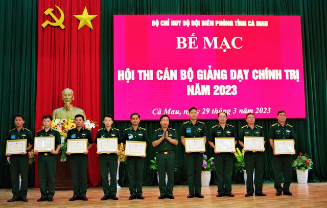 Đại tá Phạm Minh Giang - Bí thư Đảng ủy, Chính ủy BĐBP tỉnh trao thưởng cho các tập thể và cá nhân có thành tích xuất sắc trong tham gia Hội thi.