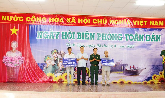 Lãnh đạo BĐBP tỉnh và UBND thị xã Vĩnh Châu trao bảng tượng trưng tặng nhà đại đoàn kết cho người nghèo trên địa bàn khu vực biên giới biển xã Vĩnh Tân và Lai Hòa thị xã Vĩnh Châu.