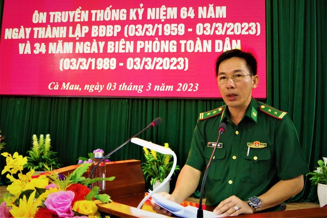 Trung tá Đặng Việt Hùng, Chủ nhiệm Chính trị BĐBP tỉnh ôn lại truyền thống của lực lượng BĐBP Việt Nam cho cán bộ, chiên sĩ BĐBP tỉnh.