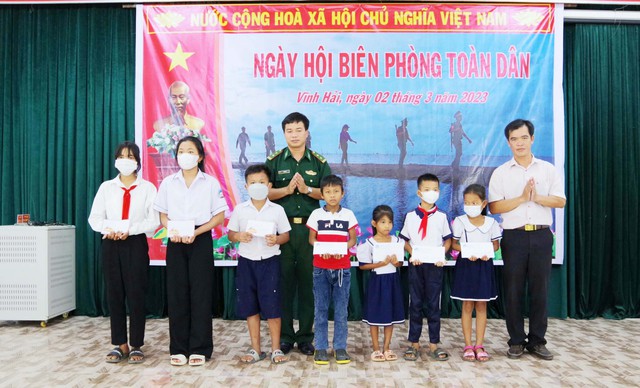 Trao học bổng cho các em học sinh nghèo trên địa bàn xã Vĩnh Hải và Lạc Hòa, thị xã Vĩnh Châu.
