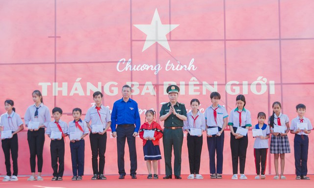 Thiếu tướng Trần Văn Bừng, UVTV, Chủ nhiệm Chính trị BĐBP và ông Nguyễn Lưu Trung, Phó Chủ tịch UBND tỉnh Kiên Giang trao quà cho các em học sinh.