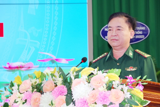Đại tá Nguyễn Trìu Mến, Chính ủy BĐBP tỉnh phát biểu tại buổi gặp mặt.
