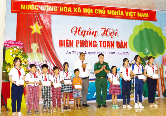 Trao học bổng cho học sinh nghèo nhân dịp Ngày hội Biên phòng toàn dân.
