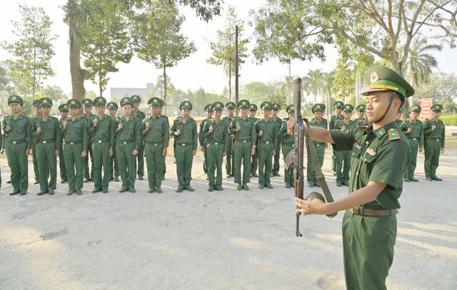 Thiếu úy Nguyễn Ngọc Duy hướng dẫn chiến sĩ mới các bài sử dụng vũ khí trang bị dành cho bộ binh.