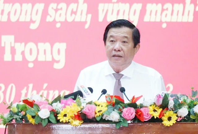 Ông Bùi Văn Nghiêm, Ủy viên Ban Chấp hành Trung ương Đảng, Bí thư Tỉnh ủy, Chủ tịch Hội đồng nhân dân tỉnh Vĩnh Long phát biểu tại Tọa đàm.