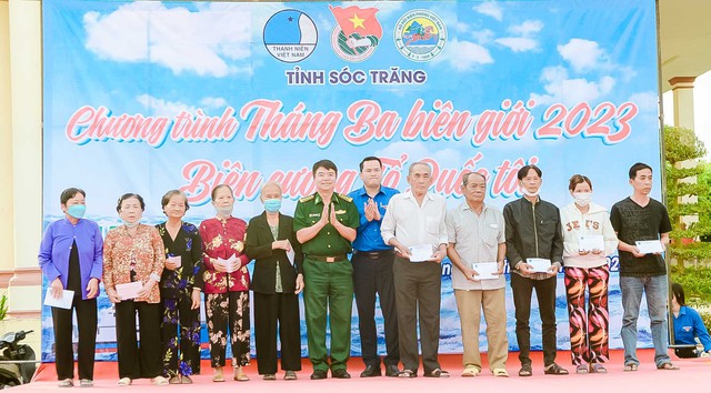 Trao quà cho các gia đình chính sách trên địa bàn huyện Cù Lao Dung.