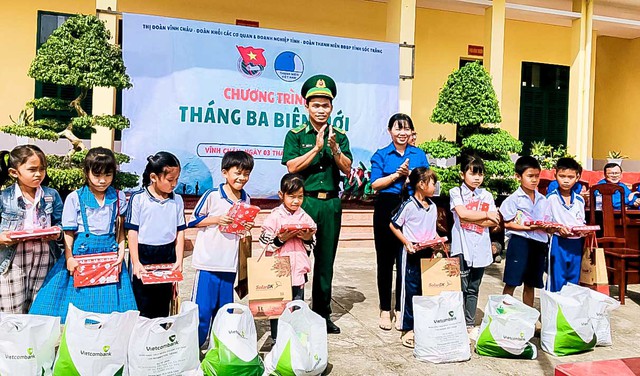Tặng quà cho các em học sinh nghèo trên địa bàn khu vực biên giới biển thị xã Vĩnh Châu.