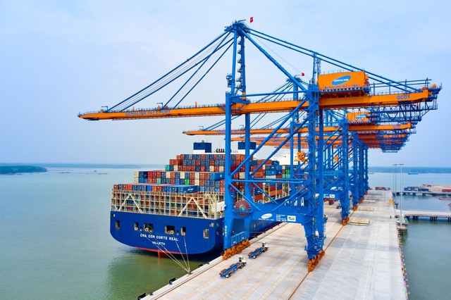 Phí xếp dỡ hàng hóa cảng Việt Nam thấp nhất khu vực - Ảnh 1.