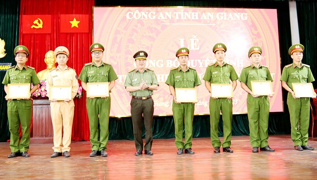 Đại tá Lâm Phước Nguyên, Giám đốc Công an tỉnh An Giang trao tặng Giấy khen cho 8 cá nhân có thành tích trong điều tra, khám phá nhanh vụ vận chuyển trái phép chất ma túy.