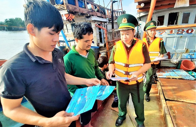 Ngoài công tác tuyên truyền vận động giúp nhân dân phát triển kinh tế, Đại úy Phạm Nam Sơn còn thường xuyên tuyên truyền cho các phương tiện không đánh bắt hải sản sang vùng biển nước ngoài, chống vi phạm khai thác IUU.
