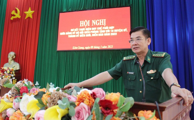 Đại tá Huỳnh Văn Đông - Bí thư Đảng ủy, Chính ủy BĐBP tỉnh Kiên Giang phát biểu tại hội nghị.