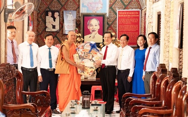 Bí thư Tỉnh ủy An Giang Lê Hồng Quang tặng quà chúc mừng Tết Chôl Chnăm Thmây chùa Mỹ Á.