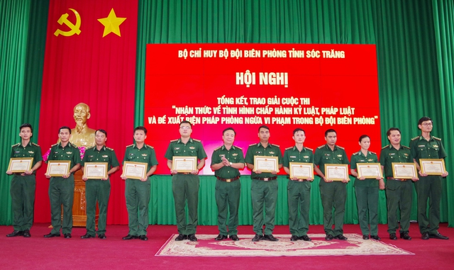 Đại tá Nguyễn Trìu Mến, Chính ủy BĐBP tỉnh trao giấy khen và giải thưởng cho các tập thể, cá nhân đạt giải cao tại cuộc thi.