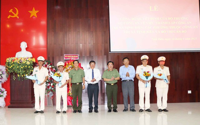 Lãnh đạo Công an tỉnh, Thị ủy, UBND thị xã Tịnh Biên tặng hoa chúc mừng Công an thị xã Tịnh Biên