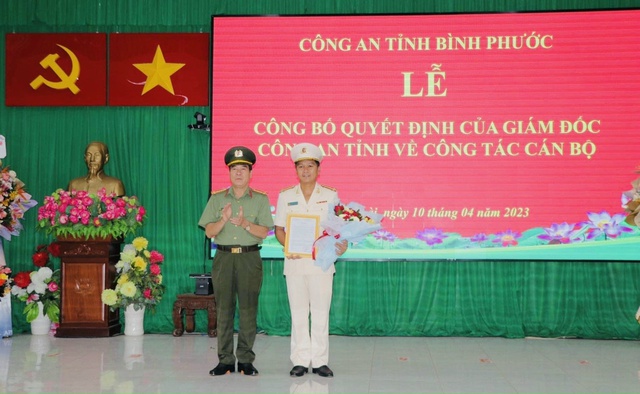Đại tá Bùi Xuân Thắng trao quyết định điều động Thượng tá Ngô Thanh Hòa đến nhận công tác và giữ chức vụ Trưởng phòng An ninh kinh tế, Công an tỉnh Bình Phước