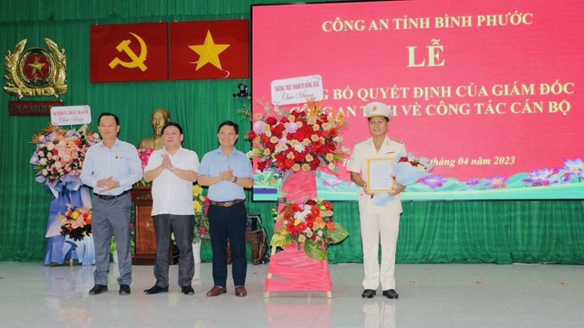Lãnh đạo cấp ủy, chính quyền thành phố Đồng Xoài tặng hoa chúc mừng Thượng tá Ngô Thanh Hòa