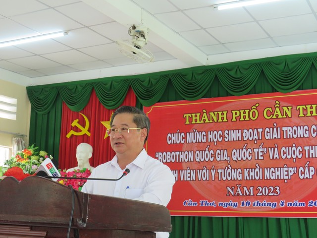 Chủ tịch UBND TP.Cần Thơ Trần Việt Trường tuyên dương và chúc mừng thành tích của 18 học sinh.