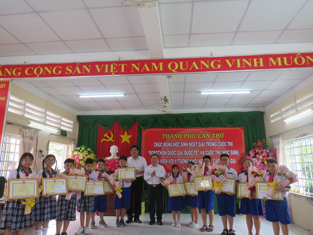 Chủ tịch UBND TP. Cần Thơ và Giám đốc Sở GD-ĐT Trần Thanh Bình khen thưởng các HS đạt giải Robothon quốc tế.