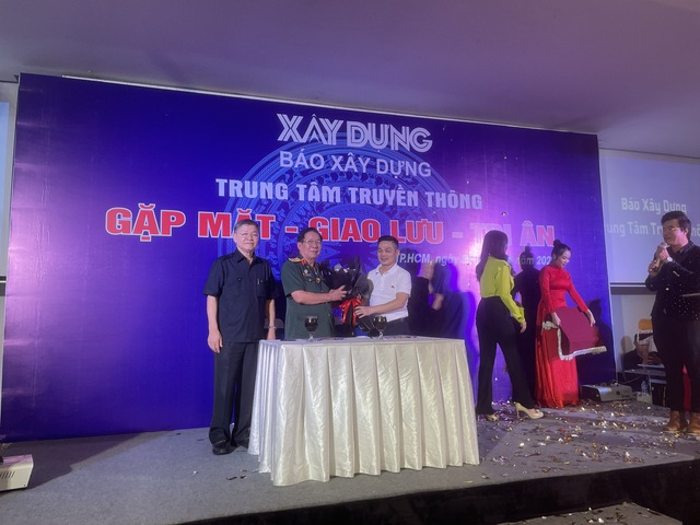 Giám đốc Trung tâm Truyền thông - Báo Xây dựng Nguyễn Quốc Gia ký kết hợp tác với Hội nạn nhân chất động da ca/Dioxin Việt Nam trong dịp ra mắt Văn phòng đại diện phía Nam.