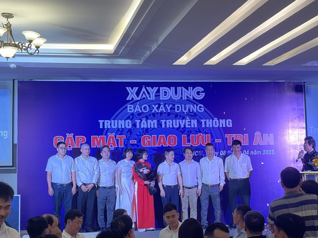 Bà Nguyễn Thị Thùy Dương - Trưởng văn phòng đại diện (áo đỏ) và các thành viên của văn phòng tại lễ ra mắt.