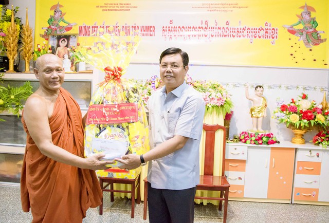 Bí thư Tỉnh ủy Cà Mau Nguyễn Tiến Hải tặng quà cho Hội Đoàn kết sư sãi yêu nước tỉnh Cà Mau, chùa Monivongsa Bopharam.