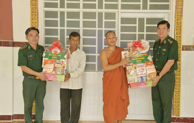 Đại tá Huỳnh Văn Đông - Bí thư Đảng ủy, Chính ủy BĐBP tỉnh Kiên Giang tặng quà người có uy tín, hộ nghèo là đồng bào dân tộc Khmer ở khu vực biên giới Giang Thành.