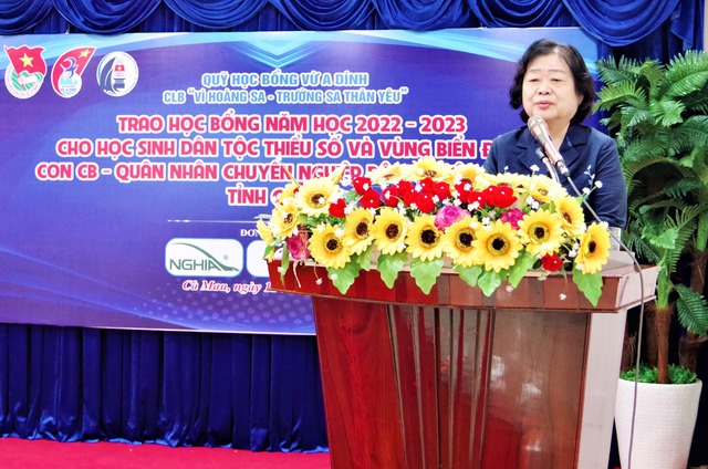 Bà Trương Mỹ Hoa, nguyên Phó Chủ tịch nước, Chủ tịch Quỹ học bổng Vừ A Dính phát biểu tại buổi trao học bổng.