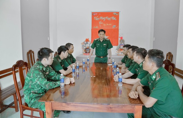Đại tá Võ Văn Sử, Chỉ huy trưởng Bộ Chỉ huy BĐBP tỉnh Kiên Giang thăm, đối thoại dân chủ với cán bộ, chiến sĩ Đội đặc nhiệm phòng chống ma túy và tội phạm BĐBP tỉnh.