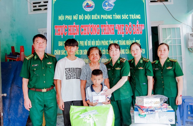 Đại tá Lê Văn Anh, Phó Chính uỷ BĐBP tỉnh và Hội Phụ nữ BĐBP tỉnh Sóc Trăng trao quà cho em Sơn Ngọc Mít.