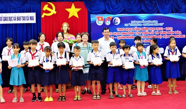 Ông Dương Huỳnh Khải, Phó Chủ tịch HĐND tỉnh Cà Mau và nhà tài trợ trao học bổng cho các em học sinh huyện Năm Căn.