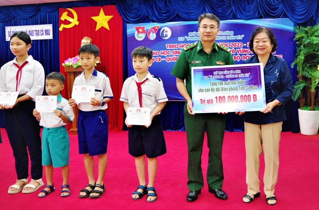 Trung tá Võ Minh Đương, Phó Chủ nhiệm Chính trị BĐBP tỉnh đại diện cho các em học sinh là con em cán bộ đang công tác tại BĐBP tỉnh Cà Mau nhận học bổng.