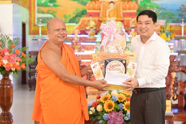 Ông Lê Trung Hồ - Bí thư Huyện ủy, Chủ tịch UBND huyện Vĩnh Thuận chúc tết, tặng quà chùa Chắc Băng Mới.