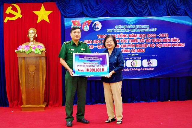 Thiếu tá Trương Văn Kết, Chính trị viên đồn BP Hòn Chuối, nhận học bổng cho các em học sinh trên đảo Hòn Chuối.