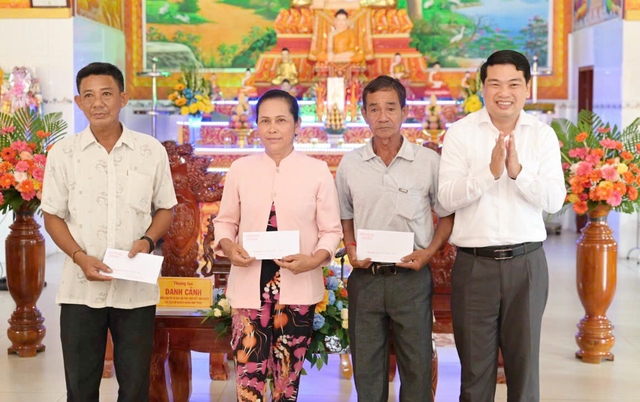 Ông Lê Trung Hồ - Bí thư Huyện ủy, Chủ tịch UBND huyện Vĩnh Thuận chúc tết, tặng quà các gia đình, người có uy tín trong đồng bào dân tộc Khmer trong huyện tại chùa Chắc Băng Mới.
