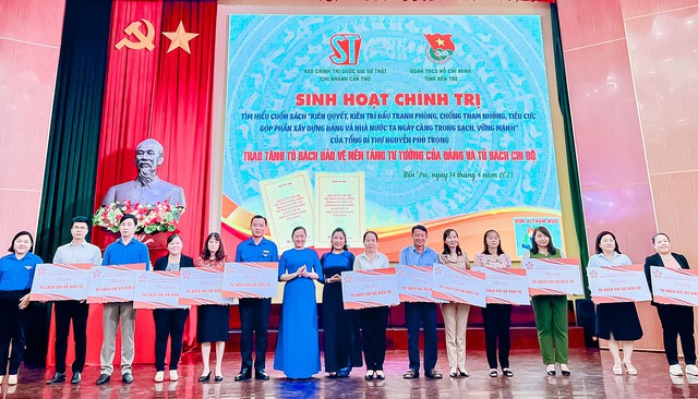 Bà Phạm Vũ Phương Linh - Vụ trưởng, Giám đốc Nhà xuất bản Chính trị Quốc gia sự thật - Chi nhánh Cần Thơ trao tủ sách chi bộ điện tử.