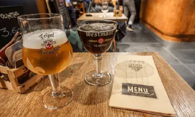 Bia Westmalle (bên phải) được sản xuất bởi một trong năm nhà máy bia Trappist duy nhất ở Bỉ. Ảnh: Scott Biales/Alamy
