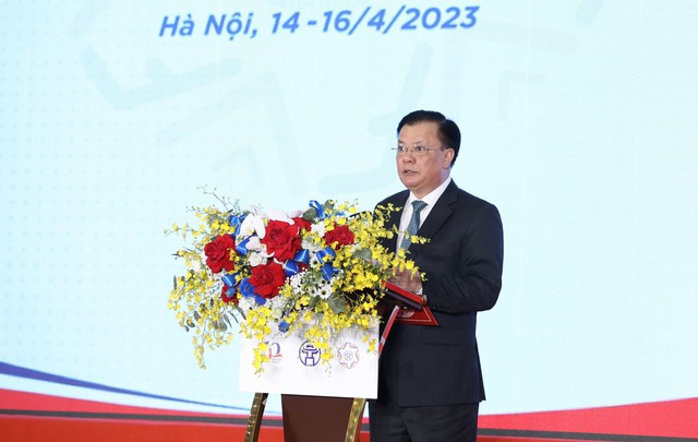 Ủy viên Bộ Chính trị, Bí thư Thành ủy Hà Nội Đinh Tiến Dũng phát biểu chào mừng.
