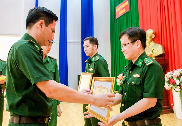Đại tá Võ Văn Sử, trao Giấy khen cho 2 tập thể có thành tích tốt trong triển khai, thực hiện, tham gia cuộc thi.